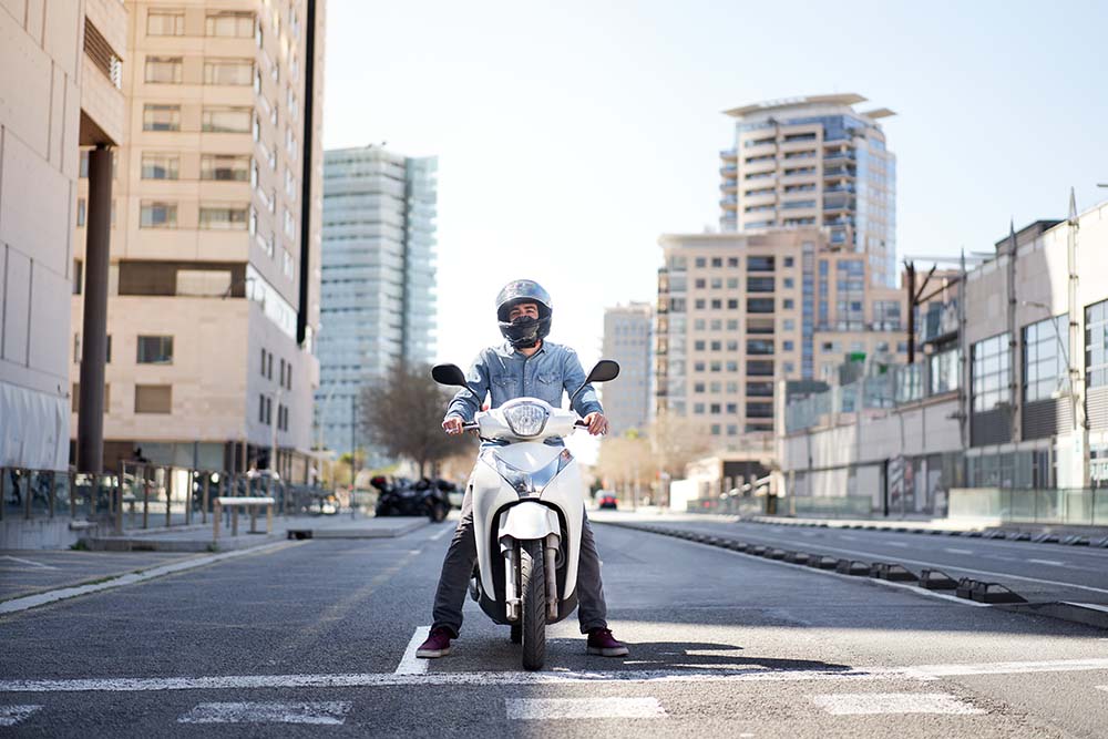 Motos vs. scooters: ¿Cuál se adapta mejor a tu vida en la ciudad?