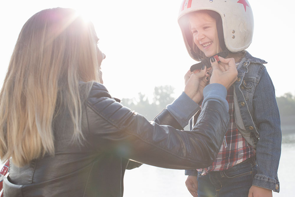 ¿Se puede viajar en moto con un menor como acompañante?
